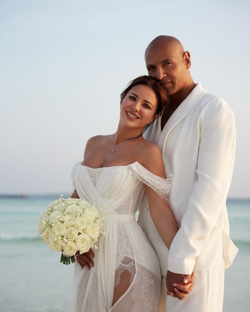 «Все хотят знать, где ты спишь»: как Ани Лорак обустроила подмосковный особняк за 3 млн евро