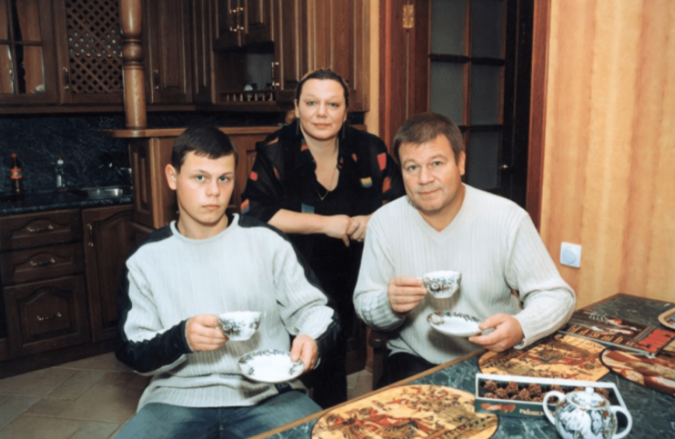 «Ей 25, а ему 49!»: как звезда «Улиц разбитых фонарей» Сергей Селин дважды разводился и стал многодетным отцом