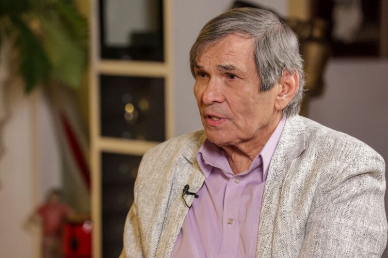 Продюсер сегодня предпочитает закрытый образ жизни.