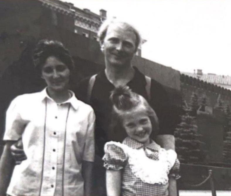 Надежда Ивановна Казючиц в молодости с мужем и дочерью.