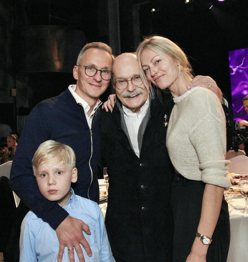 Степан Михалков с отцом, супругой и сыном.