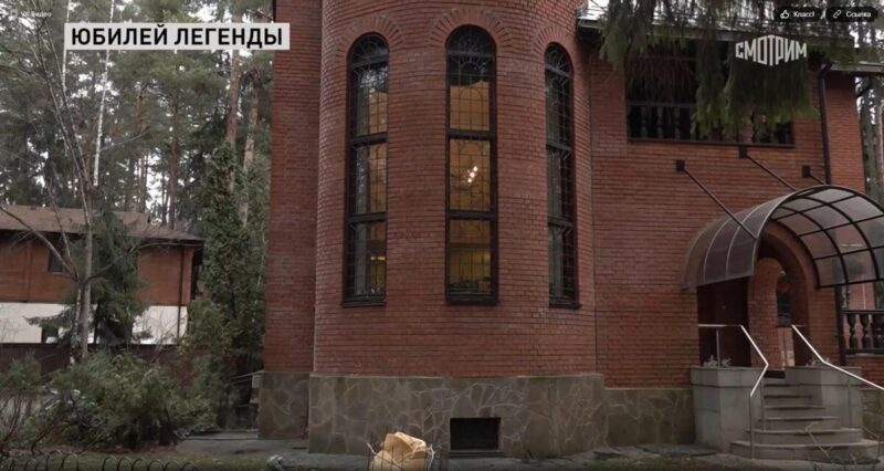 Медали и награды супруги предпочитают не выставлять напоказ.