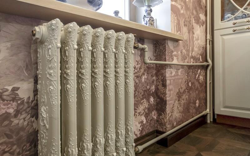 «Уютная классика — лучший стиль»: как выглядит трёхкомнатная квартира Светланы Немоляевой, где «живут» вещи с историей