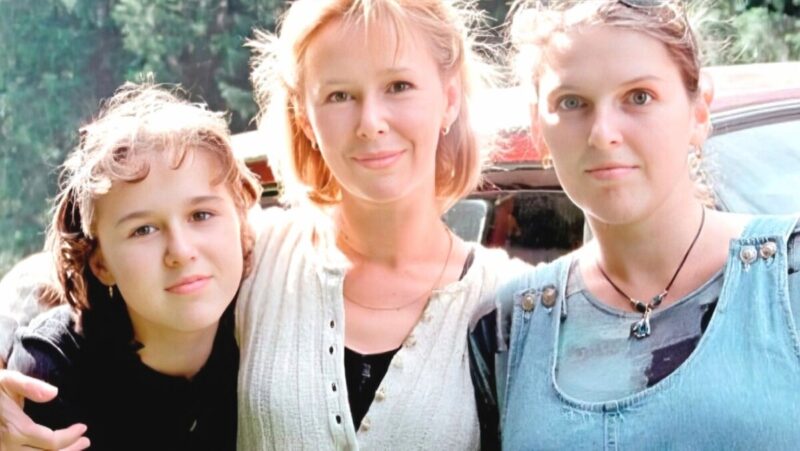 70 лет Евгении Симоновой: как сложились судьбы дочерей той самой «невесомой» девушки из кино?