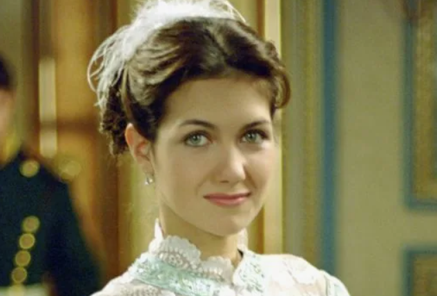 «Без пластики не обошлось»: как выглядят российские актрисы 40+ и что изменилось за 20 лет?