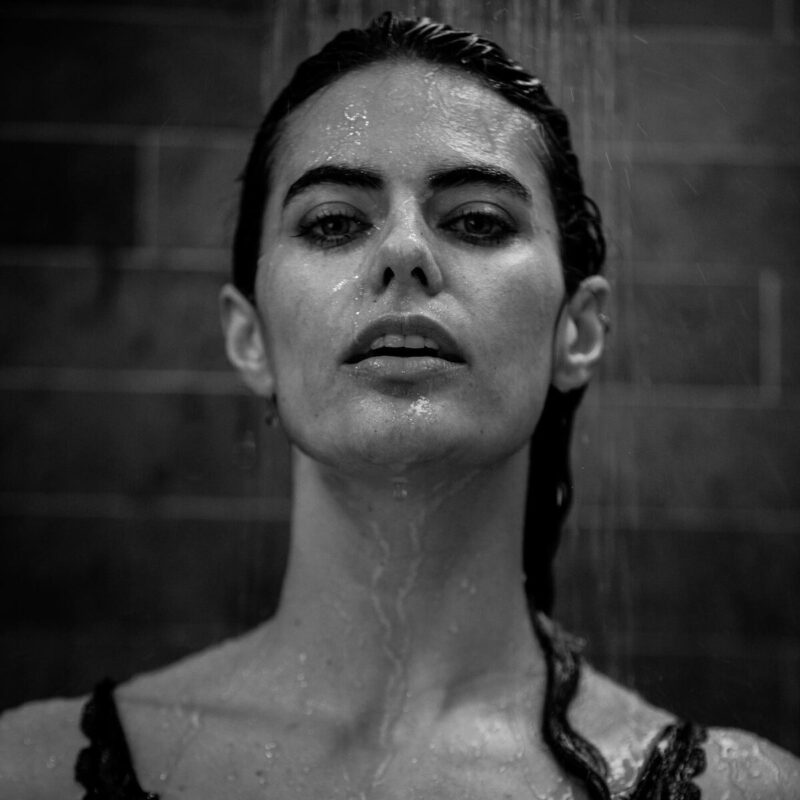 «Я родилась моделью»: как внучка Алена Делона, которую он не признавал 11 лет, покорила мир моды, но сторонится славы