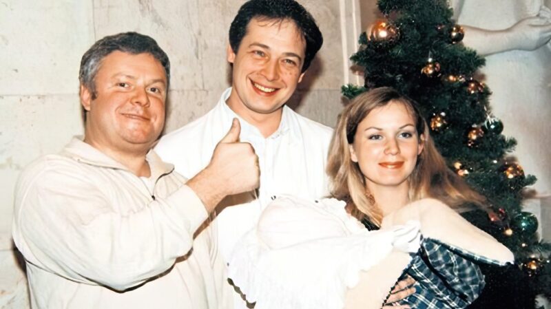 Сергей Супонев с Ольгой и врачом, который принимал у неё роды.