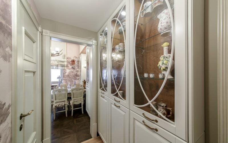 «Уютная классика — лучший стиль»: как выглядит трёхкомнатная квартира Светланы Немоляевой, где «живут» вещи с историей