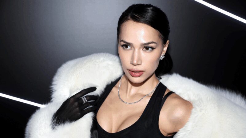 Алина Загитова на публичном мероприятии, вызывающая вопросы о её реальных достижениях вне спорта.