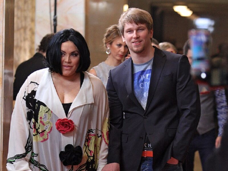 «Счастливой женщине пластика не нужна»: как 61-летняя Оксана Байрак обрела дочь и молодого мужа с разницей в 23 года