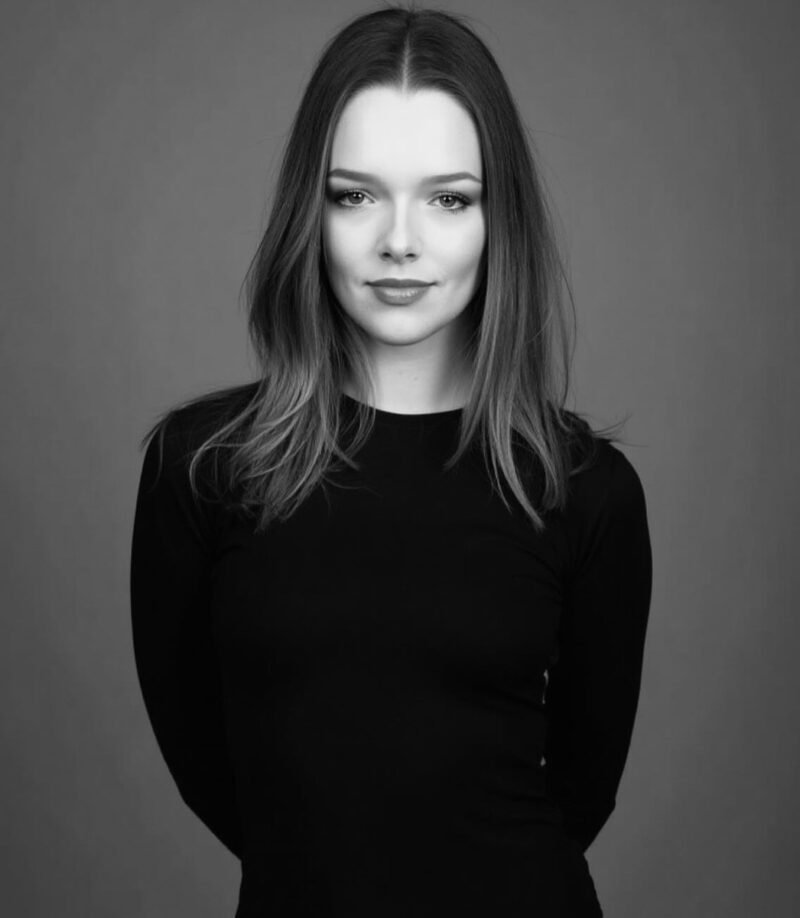 «Её слово — закон»: как 21-летний Асташёнок из «Корней» тайно женился на директоре старше на 13 лет