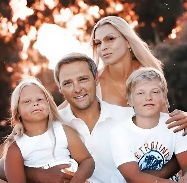 «Он хотел первенца-мальчика»: как сейчас выглядят дети Юрия Шатунова, которым не дают стать публичными