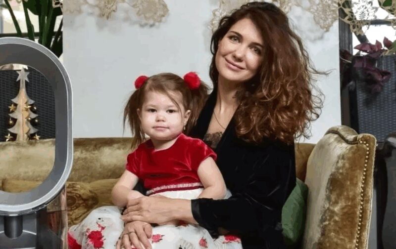 Екатерина Климова с дочерью Беллой: нежность материнства и семейные узы.