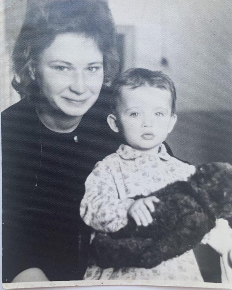 «Мам, ты надолго?»: как сын Алисы Мон, 36-летний Сергей, упрекает мать и живёт за её счёт