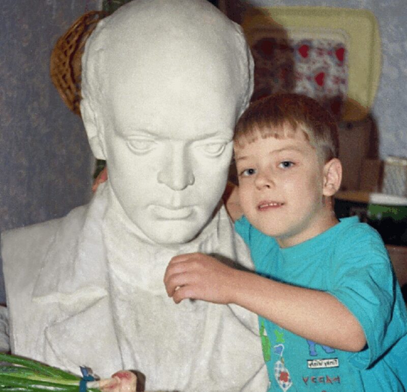 Внук Владислава Дворжецкого Захар у бюста своего знаменитого деда