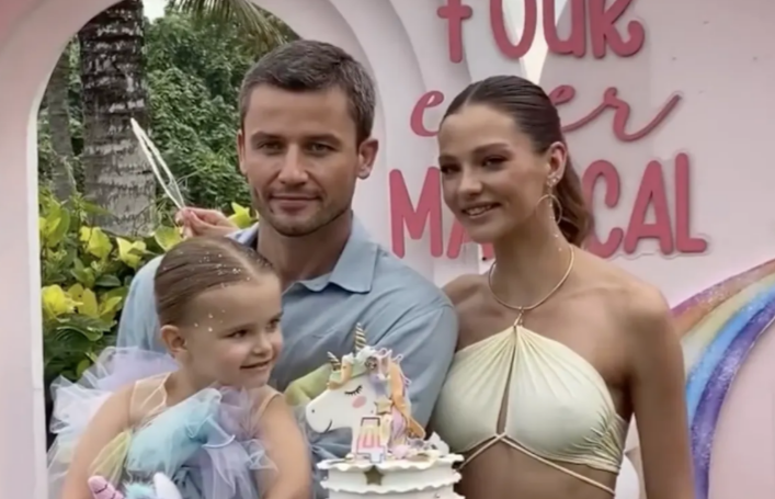 Алеся Кафельникова с мужем Георгием Петришиным и дочерью Киарой на Бали.