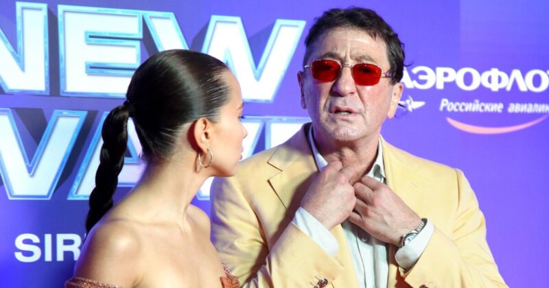 Молодая Аврора в свете софитов рядом с известным артистом.