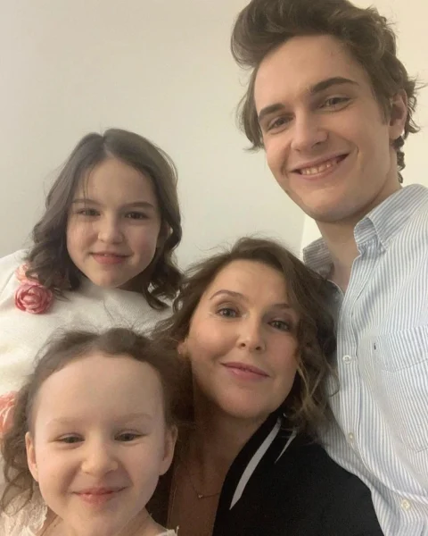 70 лет Евгении Симоновой: как сложились судьбы дочерей той самой «невесомой» девушки из кино?