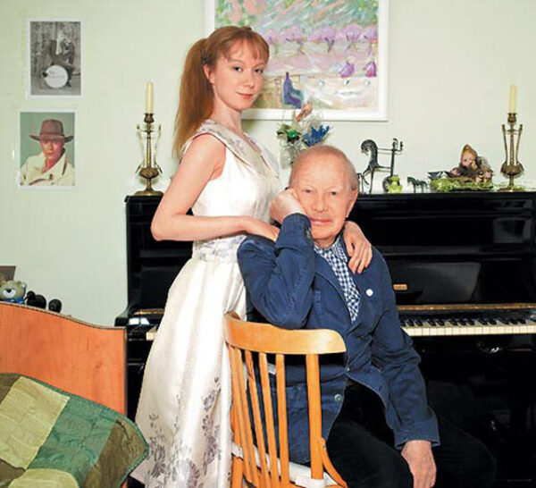 «Она не выдержит»: почему 79-летний Альберт Филозов не смог умереть дома, а его молодая жена Наталья публично извинялась