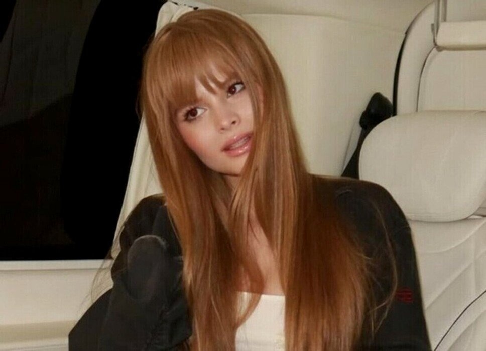 «Прекрасные 16»: Милана Стар отметила день рождения дерзкой фотосессией на столе