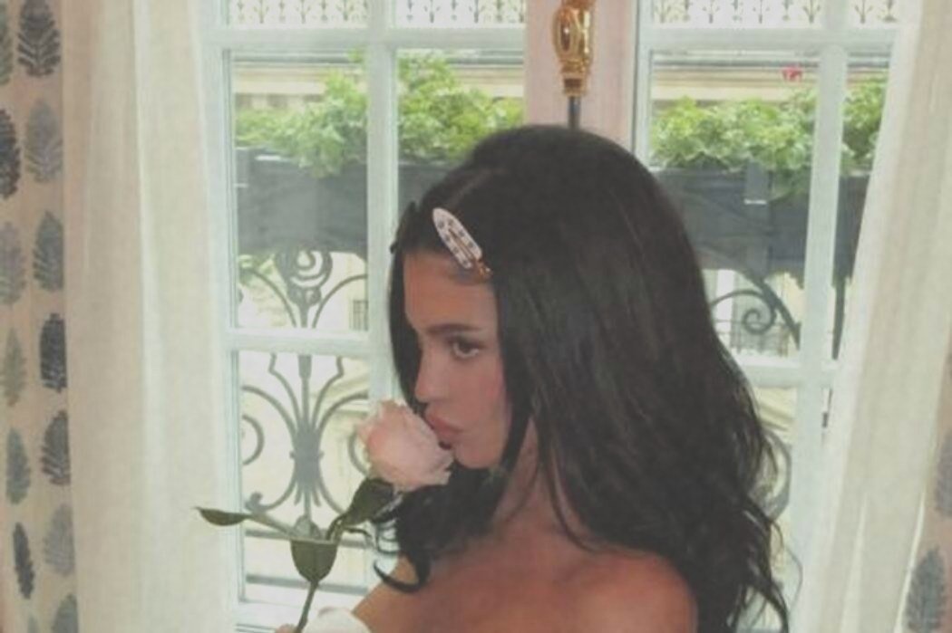 Кайли Дженнер впервые показала фото в одеяле без одежды