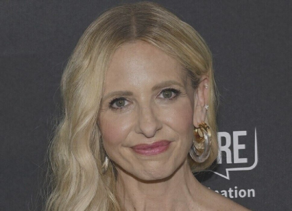 «Я одна из тех счастливиц, у которой с тобой связаны воспоминания о более чем 30 годах нашей жизни»: Сара Мишель Геллар почтила память Мишель Трахтенберг