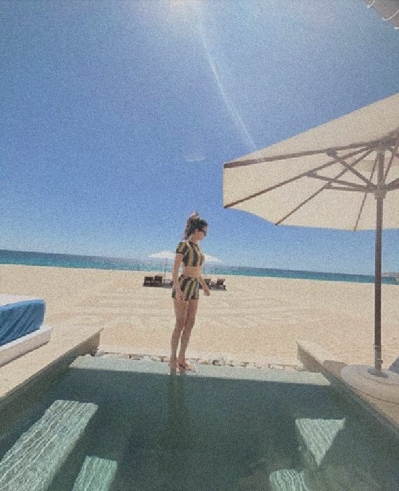 «Я покорена тем, как они защищают меня»: Нина Добрев с подругами отдыхает в Мексике после расставания