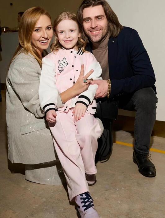 Татьяна Навка поздравила Петра Чернышёва с юбилеем и показала фото с его дочерью