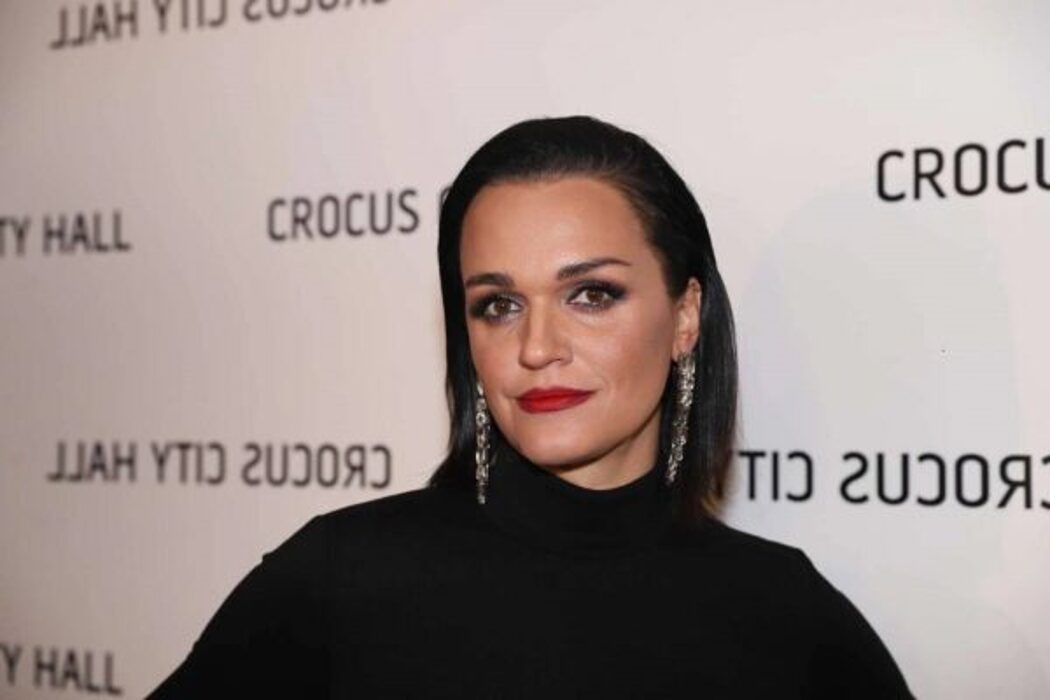 От столичных небоскребов до домика у моря: как живет певица Слава?