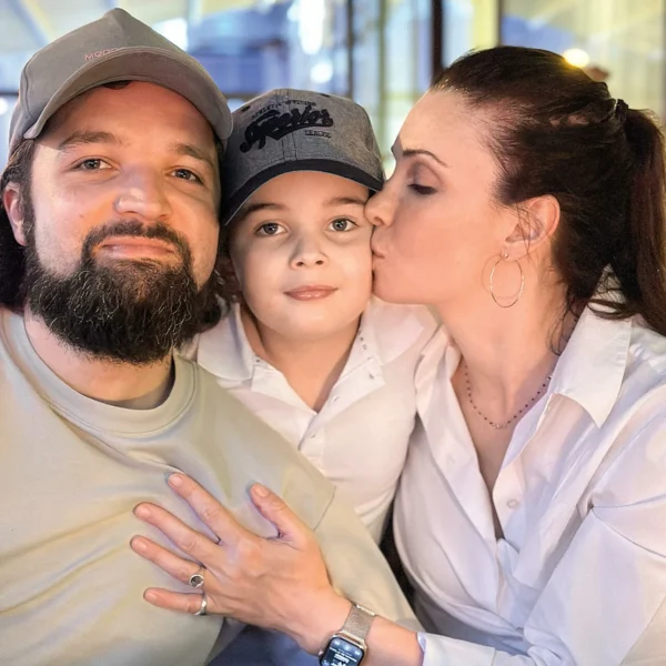 «Отец подарил конверт с подписью: “С первым браком”»: почему 41-летняя Александра Урсуляк не стала «хорошей женой», но обрела счастье с музыкантом