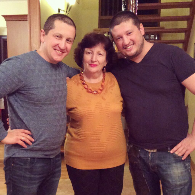 Ренат Агзамов с мамой и братом: семейные ценности и здоровый образ жизни.