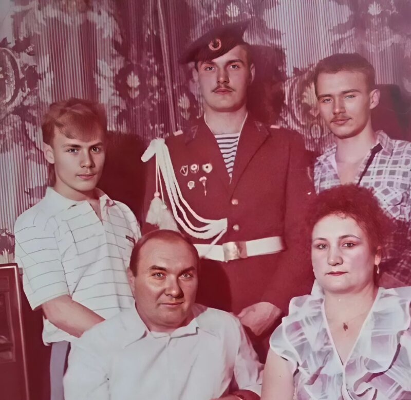 Дмитрий Быковский-Ромашов с родителями и братьями.