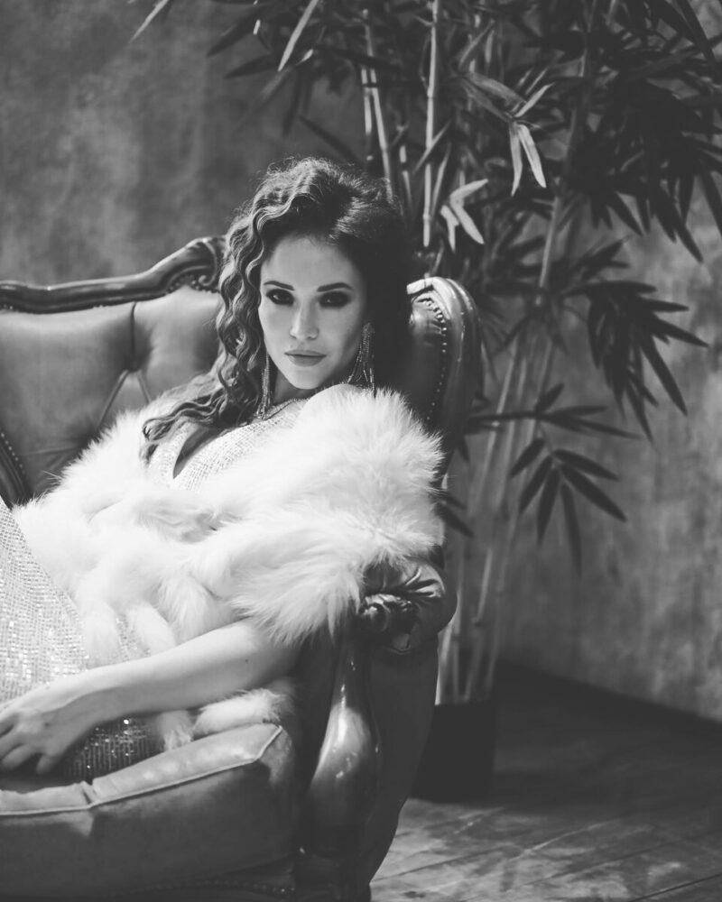 «Не хотела повторить судьбу матери»: почему 42-летняя Александра Самохина нашла счастье лишь в третьем браке и как выглядят её 14-летняя дочь и 5-летний сын