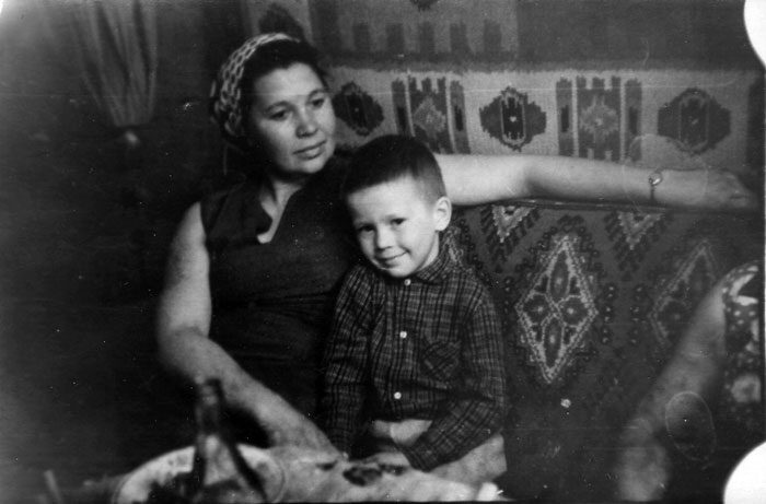 «Он не откладывал отцовство»: почему 59-летний Евгений Миронов скрывал сына-подростка 6 лет