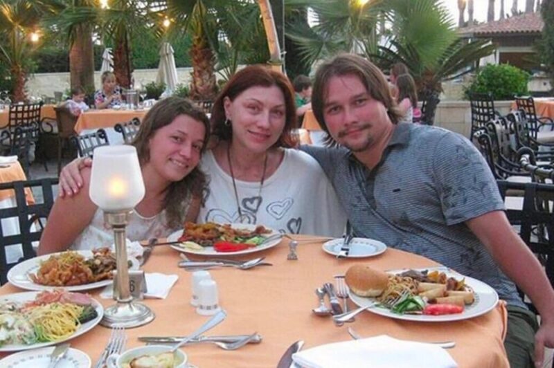 Телеведущая Роза Сябитова в окружении своих детей.