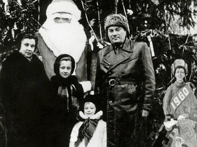 Лариса Удовиченко в детстве с родителями