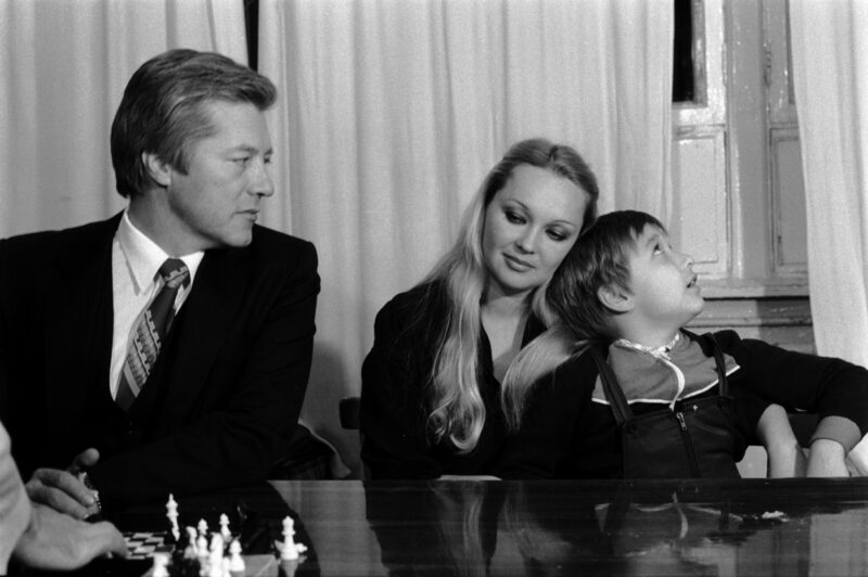 Две семьи Жарикова: роковой звонок, разбивший сердце Гвоздиковой