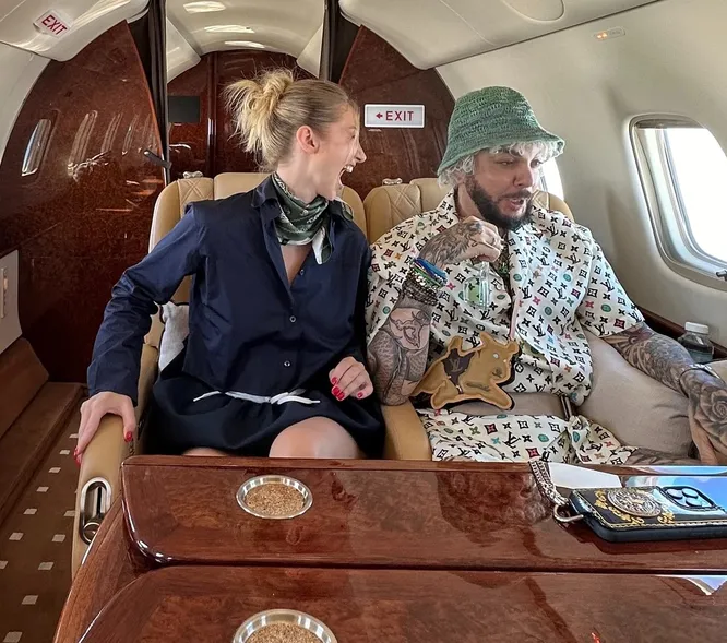 Овсянникова и Киркоров отправляются в Грецию для отдыха и съемок клипа на частном самолете.