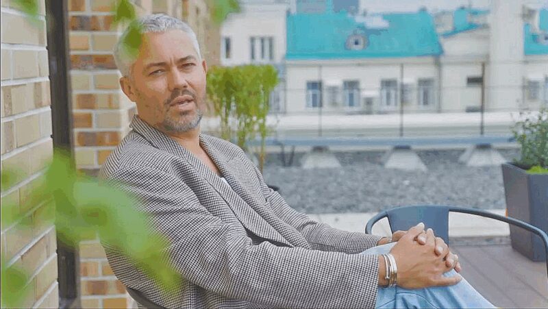 «Это не просто дом, это продолжение меня!»: Александр Рогов за 2 года объединил три квартиры в 45-метровую гардеробную с выходом на крышу