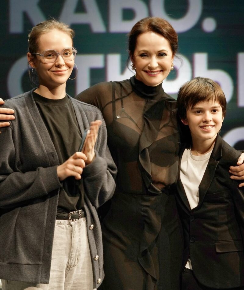 «Как будто не поддаётся времени»: 58-летняя Ольга Кабо показала редкие кадры с 13-летним сыном