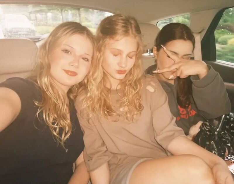 Вера Чистякова в кругу подруг, до смены имиджа.