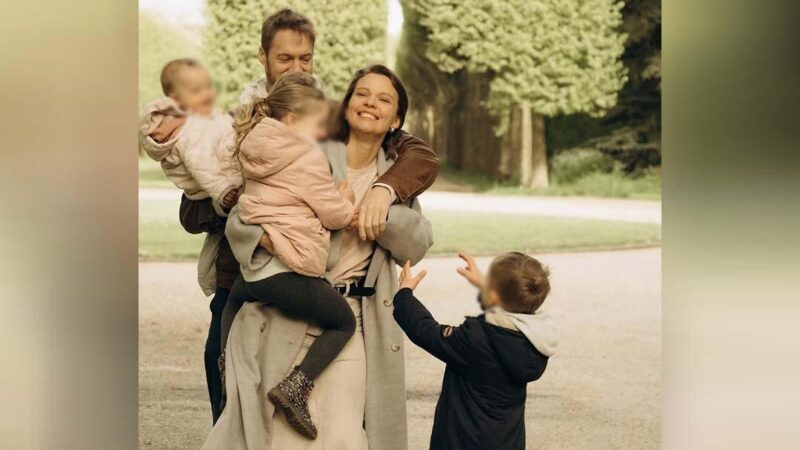 Семейный портрет Полины Сыркиной с мужем и детьми.