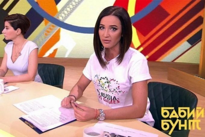 Ольга Бузова в студии шоу «Бабий бунт» на Первом канале