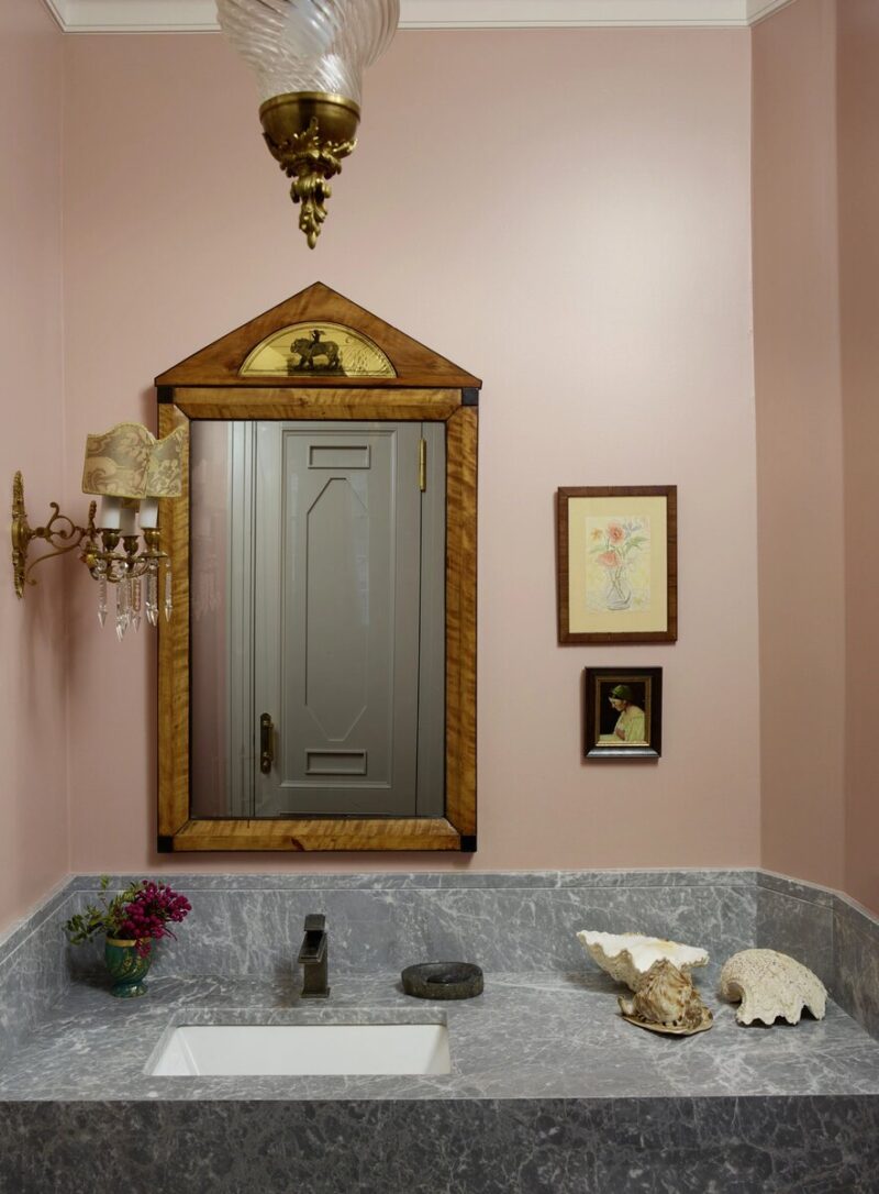 Продуманная ниша для старинного буфета в интерьере. Фото: Аптон Саймон.