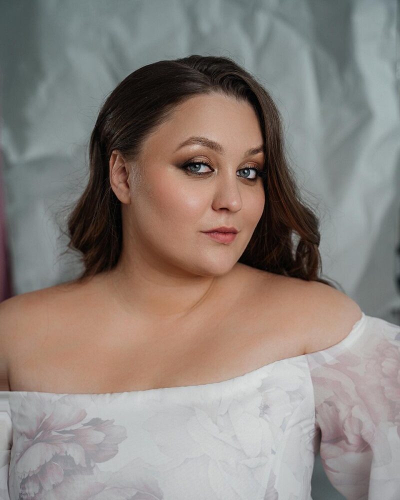 «Нас постоянно путали»: 32-летняя Софья Зайка раскрыла, как избежала скандала с женой главы Первого канала, и показала результат похудения на 20 кг ради роли