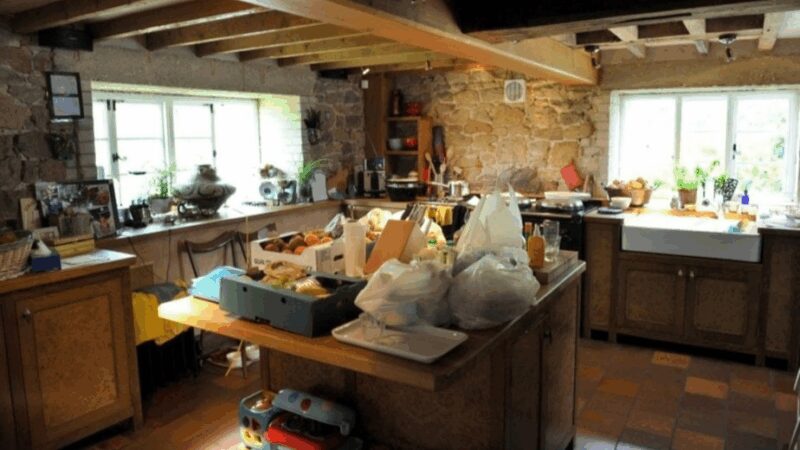 «Живой, не выставочный»: как Наталья Водянова превратила 300-летний парижский особняк в тёплый дом для пятерых детей