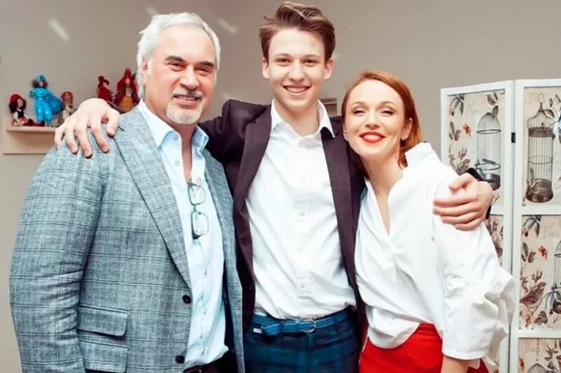 Валерий Меладзе и Альбина Джанабаева со старшим сыном.