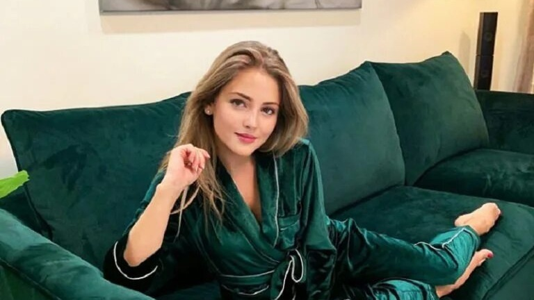 Уютная малая гостиная круглой формы, идеальная для камерных бесед.