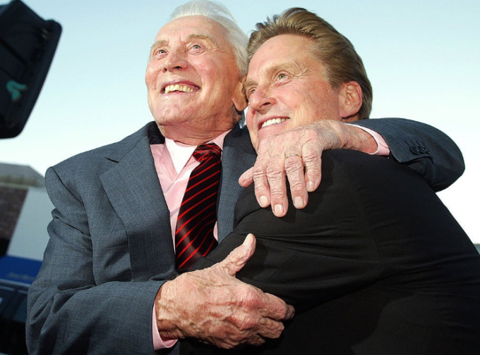 Майкл Дуглас после получения «Оскара» за «Уолл-стрит»