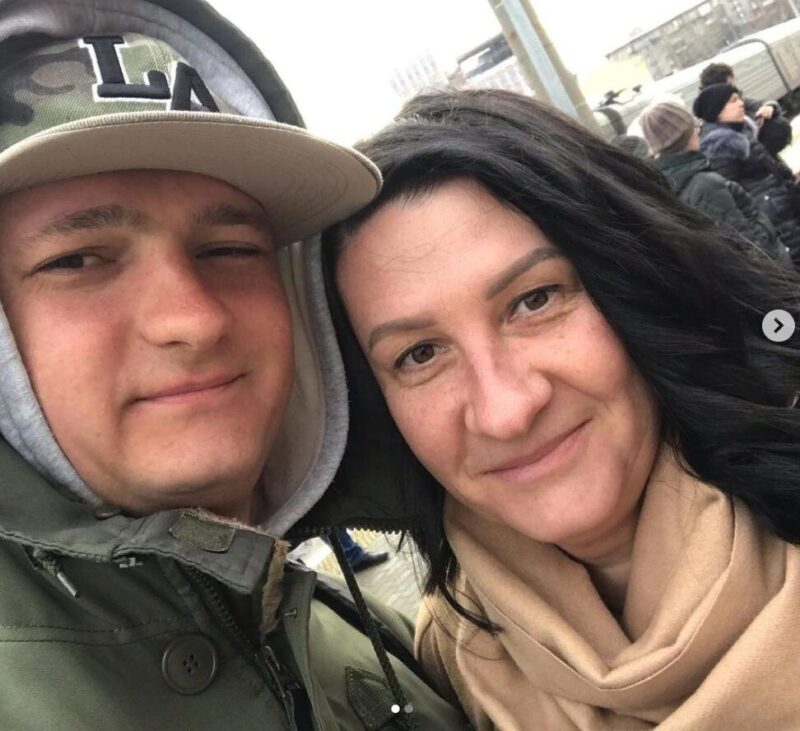 Глеб Пускепалис рядом с матерью, вдовой Сергея Пускепалиса.